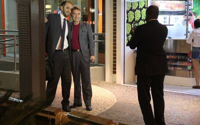 Eike Batista posou com fãs na noite dessa quarta-feira (22)