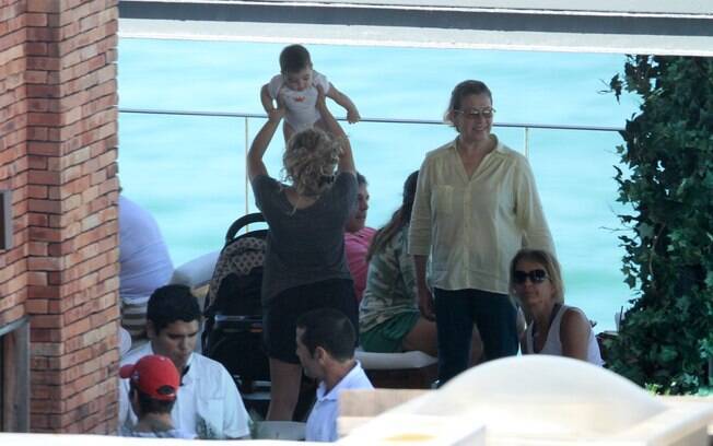 Shakira brinca com o filho, Milan, em hotel, no Rio