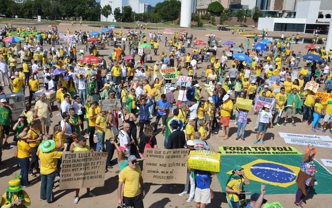 O ato organizado pelas redes sociais transcorre em clima pacífico, com muito pais acompanhados dos filhos também em Brasília. Foto: Valter Campanato/ABr