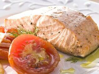 Prepare salmão com tomates assados