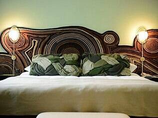 Decoração de um quarto do hotel Lutetia, em Paris, feita pelos irmãos Campana