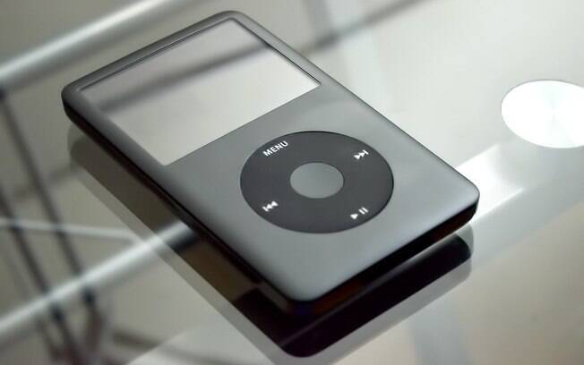 Com 5 GB de armazenamento, iPod Classic foi apresentado por Steve Jobs em 2001 como 
