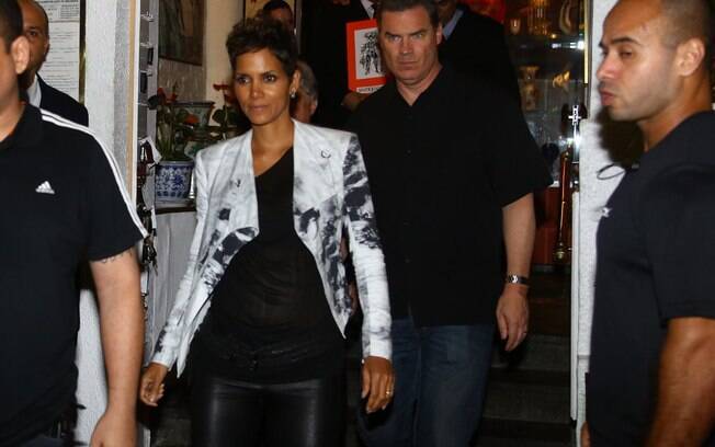 Halle Berry em um restaurante carioca