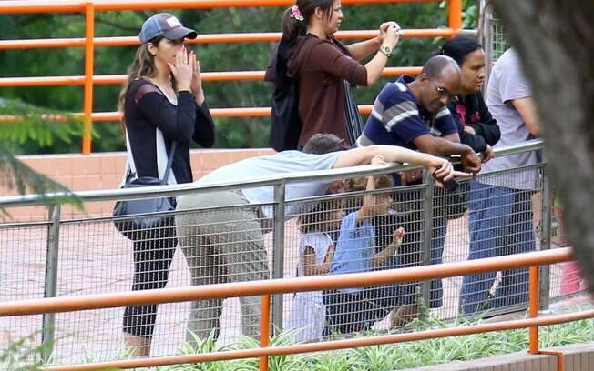 Matthew McConaughey e Camila Alves mostram os animais às crianças
