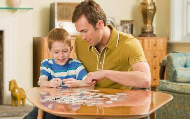 Montem um quebra-cabeça com seu filho. Escolha o jogo de acordo com a idade da criança – há opções para todas as faixas etárias. Foto: Thinkstock