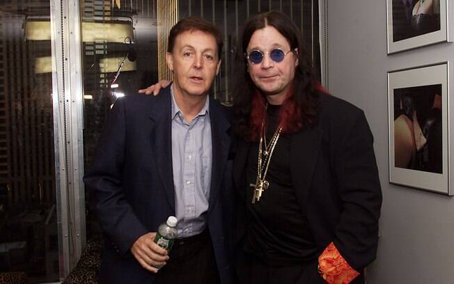 Paul McCartney posa com Ozzy Osbourne em 2001