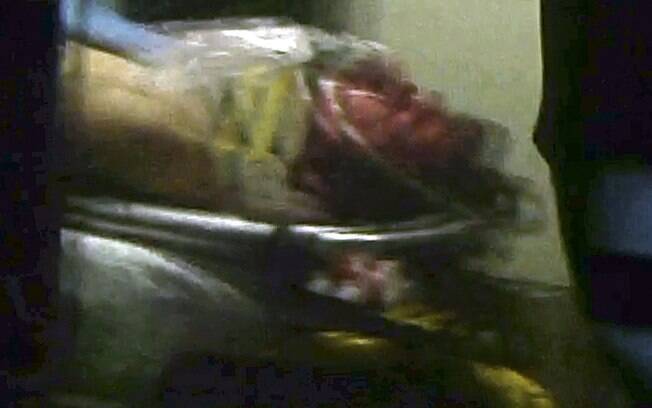 Reprodução de vídeo mostra Dzhokhar Tsarnaev, suspeito por ataque em Maratona de Boston, em ambulância depois de ser capturado em barco