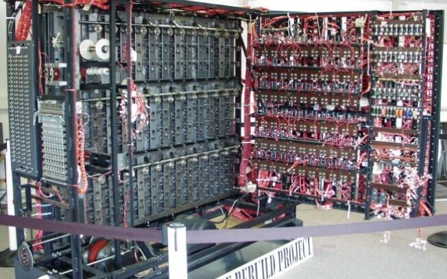 O matemático desenvolveu um sistema chamado “bombe”%2C para traduzir os textos secretos dos alemães%2C gerados por máquinas de criptografia chamadas de “Enigma”