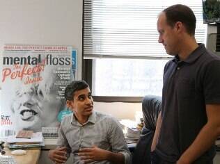 Mangesh Hattikudur (esq.) e Will Pearson, cofundadores da Mental Floss, na redação da revista, em Nova York