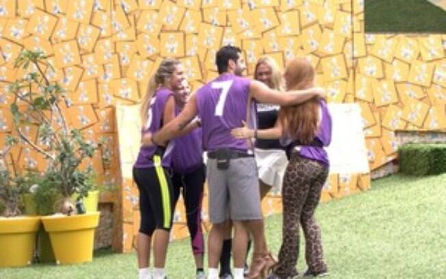 Grupo roxo vence prova da comida e permanece na casa grande