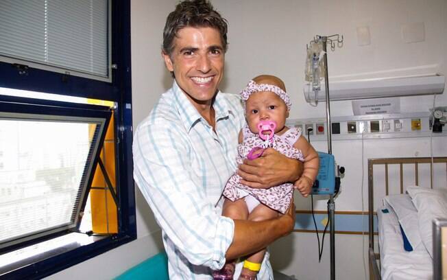 Reynaldo Gianecchini visita crianças com câncer 