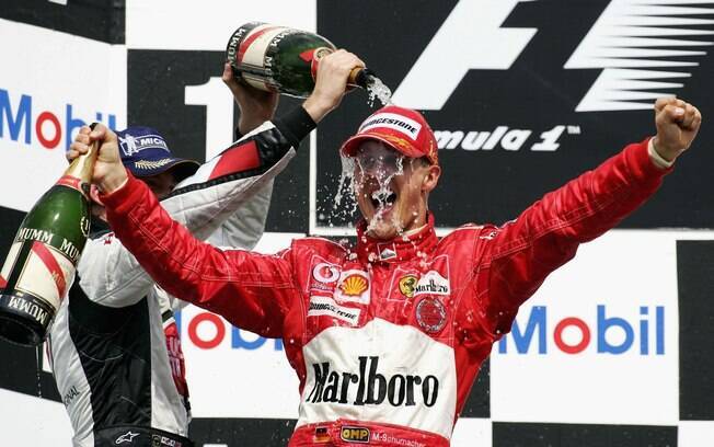 Em casa, em 2004, Schumacher comemora uma de suas 91 vitórias