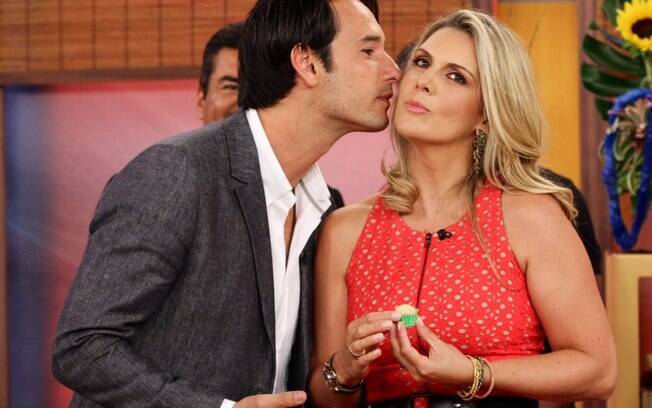 A apresentadora ganha beijo de Rodrigo Santoro após fazer um doce beijinho para o ator ao vivo na TV
