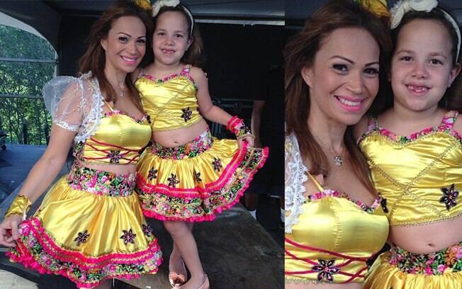 Solange Almeida, da banda 'Aviões do Forró', usou o mesmo vestido que a filha durante festa junina de Alagoinhas, Bahia