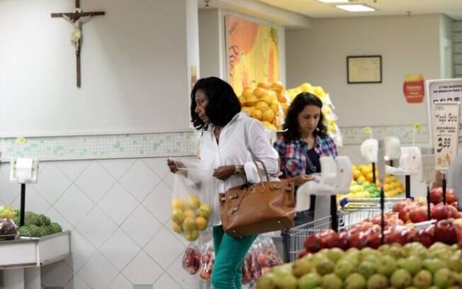 Eles fazem supermercado: Glória Maria abastece a casa de frutas 