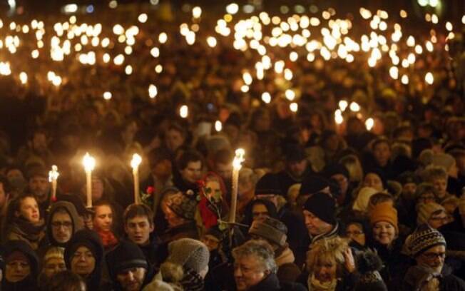 Protesto contra terrorismo levou milhares às ruas de Copenhague, na Dinamarca, na noite desta segunda-feira (16). Foto: AP