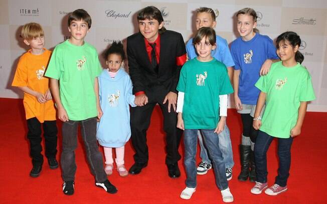 Prince Michael no tapete vermelho, com um grupo de crianças da entidade Tribute to Bambi