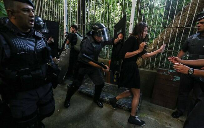 Uma ativista foi agredida por policiais durante reintegração de posse do parque Augusta (04.03.2015)