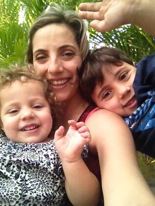 Camila e os filhos Pedro e Joana