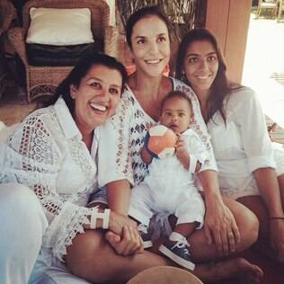 Ivete Sangalo curte dia Regina Casé e filhos