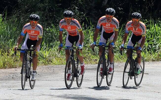 João Gaspar e companheiros nos treinos do ciclismo de estrada em Ibiúna