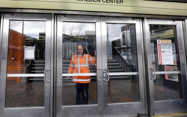 Funcionário fecha porta de estação de trem após recomendação da polícia