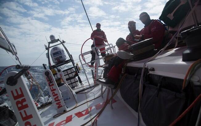 O barco da equipe espanhola MAPFRE tirou a liderança da equipe Abu Dhabi, durante a segunda etapa da Volvo Ocean Race