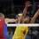 Tetyukhin tenta passar pelo bloqueio de Wallace. Foto: Dave Martin/AP