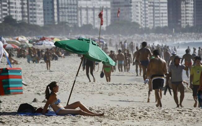 Movimentação na praia de Copacabana, no Rio de Janeiro, neste domingo (09/02/2014)