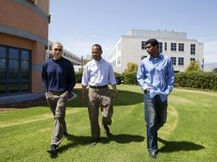 O matemático Michael Freedman e os físicos Sankar Das Sarma e Chetan Nayak contam com apoio da Microsoft em suas pesquisas em computação quântica