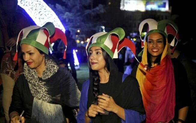 Milhares foram às ruas da capital iraniana, Teerã, para celebrar o acordo. Foto: AP