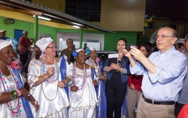 6 de setembro - Serra fotografa ala das baianas durante visita à quadra da Unidos do Peruche. Foto: Divulgação