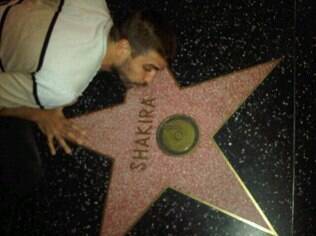 Gerard Piqué se declara para Shakira em visita à Calçada da Fama, em Hollywood