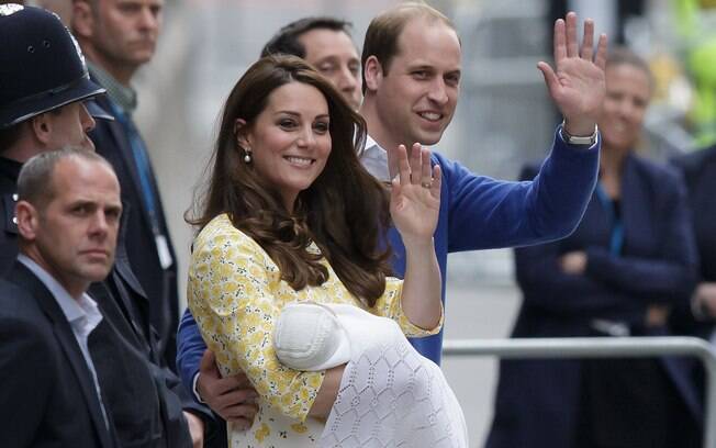 Kate Middleton com a filha recém-nascida no colo, ao lado do marido, príncipe William. Foto: AP