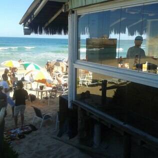 Bar do Deca - Localizado na praia que é ponto de encontro da comunidade LGBT da cidade, o bar é a melhor opção para quem quer aproveitar o cenário paradisíaco de Floripa