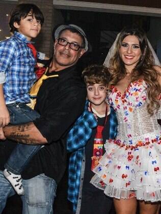 Lívia Andrade recebeu o amigo Alexandre Frota com os filhos