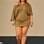 Mais um exemplar para periguetes plus size: o lurex dourado só reforça a proposta. Foto: Julien pereira