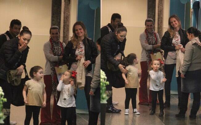 Tânia Mara e Fernanda Rodrigues com as filhas no shopping