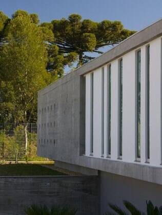 Dividida em dois níveis: térreo e subsolo, a casa que fica em Bento Gonçalves, RS, leva concreto aparente em toda sua volta