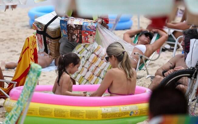 Ingrid Guimarães e a filha Clara: diversão na praia