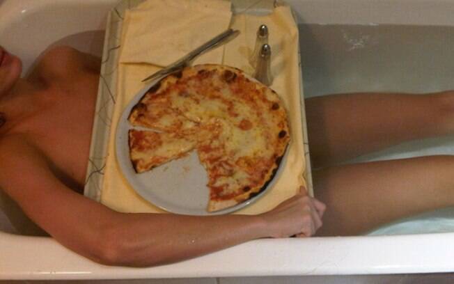 Agenda cheia! Katy Perry aproveitou o banho para jantar uma pizza