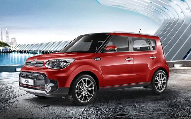 O Kia Soul recebeu uma leve atualização no design, como novos para-choques, lanternas e faróis de neblina em LED e motor 1.6 mais econômico.