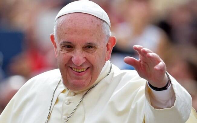 Segundo jornal italiano, Papa Francisco teria um pequeno tumor no cérebro. Vaticano nega e chama publicação de 'irresponsável'.