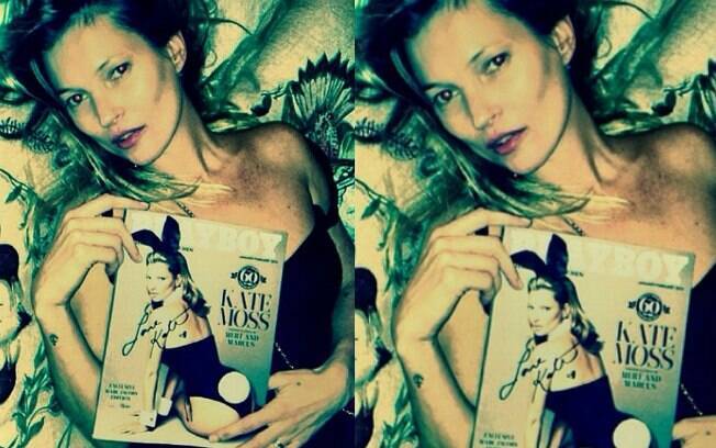 Kate Moss segurando a capa da revista