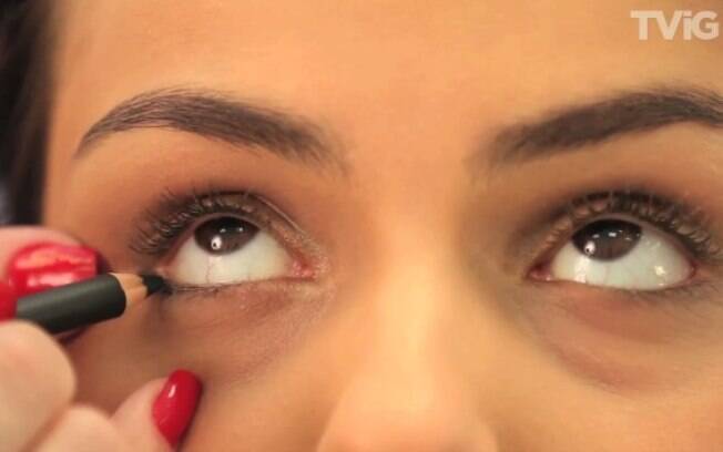 Use o lápis especialmente no canto externo dos olhos