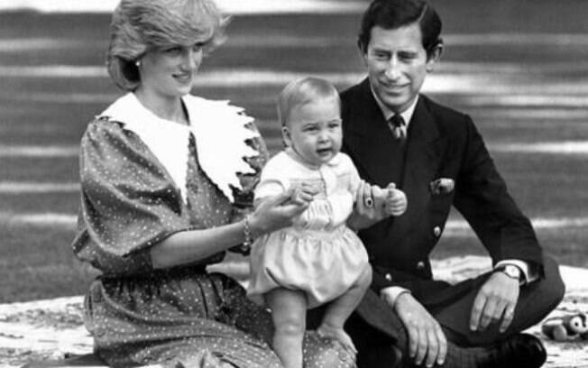 Príncipe William com os pais Charles e Diana