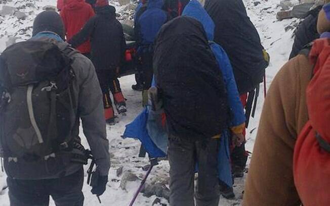 Guias retiram turistas do Everest após montanha ser atingida por terremoto. Foto: AP