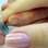 Com o esmalte ainda molhado, mergulhe as unhas no vidrinho com o pó de flocagem. Foto: Divulgação