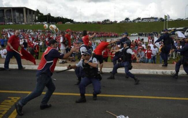 Policiais usam gás de pimenta contra manifestantes na cidade de Brasília: tensão na capital federal