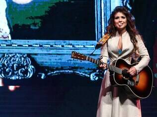 Paula Fernandes no palco do Citibank Hall